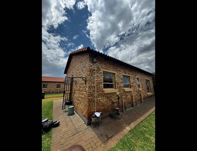 3 BEDROOM TOWNHOUSE FOR SALE IN DAWN PARK